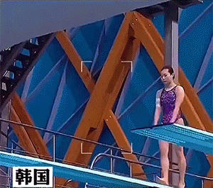 跳水冠军选手的低级失误爆笑GIF动图