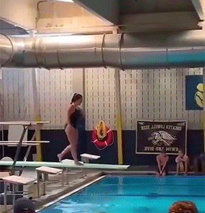 跳水冠军选手的低级失误爆笑GIF动图