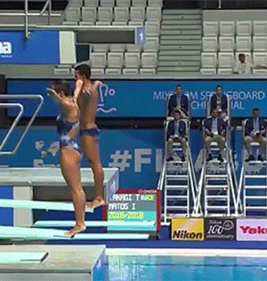 专业跳水运动员的不专业跳水，笑弯了腰！