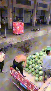 搞笑动图GIF图：本是打篮球的好手，你却拿来接西瓜