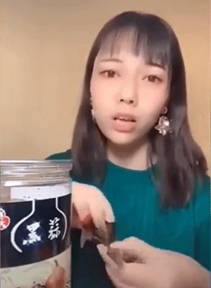 GIF图：直播带货主播翻车动图，笑死！