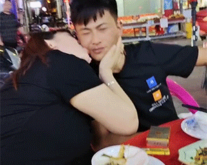 搞笑动图：狗狗也会吃醋的，还特别酸！
