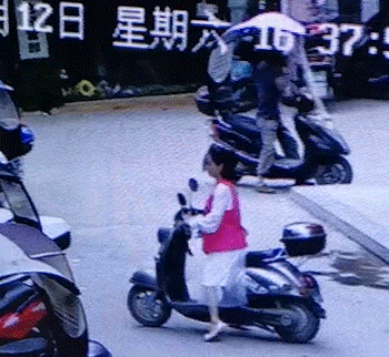 搞笑动图：狗狗也会吃醋的，还特别酸！