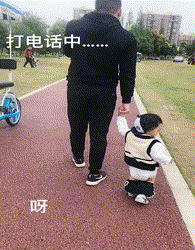 搞笑动图：狗狗也会吃醋的，还特别酸！