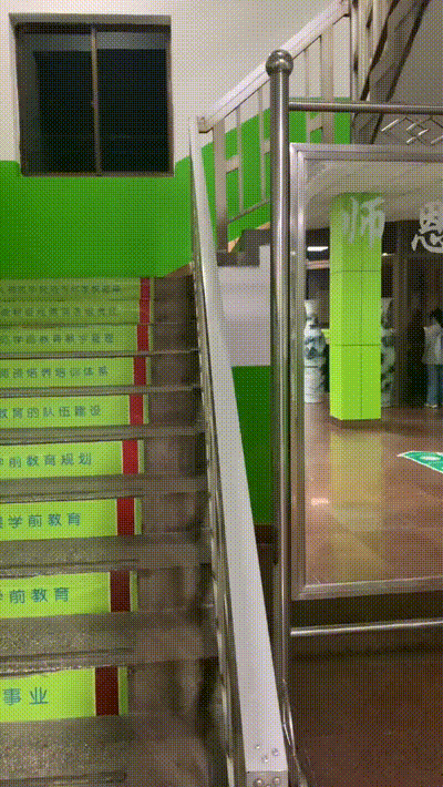 搞笑动图图片：小兄弟明天相亲，让给烫一个鲜艳的发型