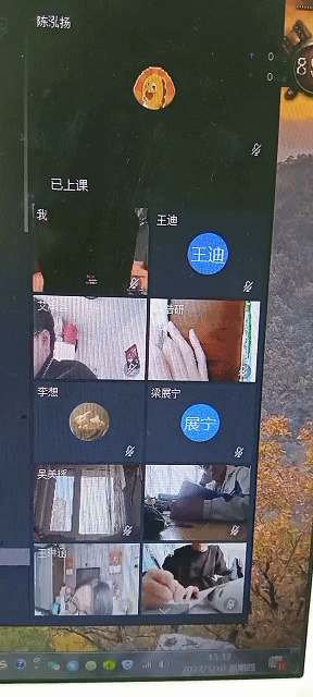 搞笑动图图片：小兄弟明天相亲，让给烫一个鲜艳的发型