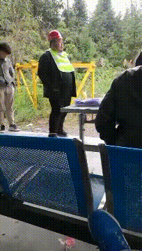搞笑动图图片：小兄弟明天相亲，让给烫一个鲜艳的发型