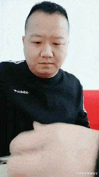 搞笑GIF图：沃囸，好鸡儿伤膝盖