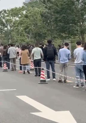 搞笑GIF图：沃囸，好鸡儿伤膝盖