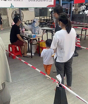 搞笑GIF图：沃囸，好鸡儿伤膝盖
