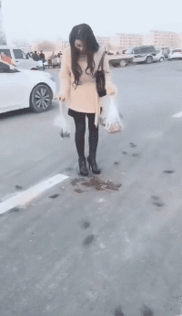 搞笑动图：像极了拖着疲惫不堪的你