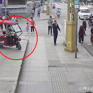 搞笑动图：像极了拖着疲惫不堪的你