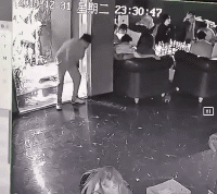 GIF图：男子店铺偷拍女店员裙底，视频达8G