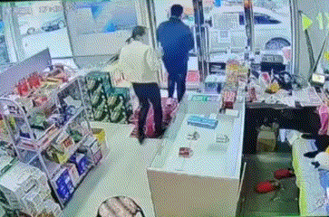 有意思的GIF：特斯拉车玩游戏