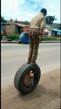 有意思的GIF：特斯拉车玩游戏