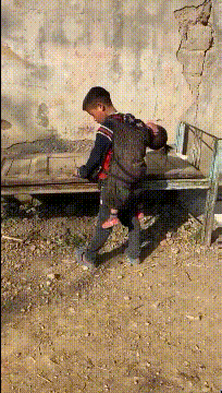 有意思的GIF：特斯拉车玩游戏