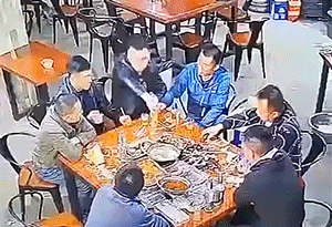 搞笑GIF图：女朋友一旦生气，就会变身竞走运动员