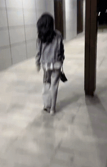 搞笑GIF图：女朋友一旦生气，就会变身竞走运动员