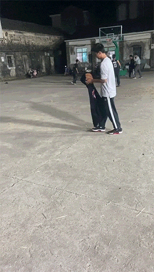 搞笑GIF图：女朋友一旦生气，就会变身竞走运动员
