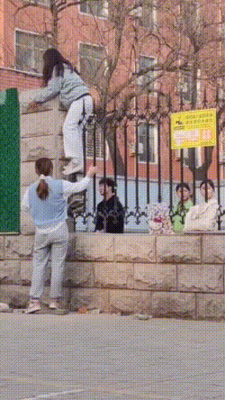 搞笑动图图片：老鼠扛刀，满街找猫