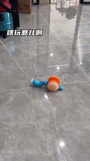 搞笑动图图片：老鼠扛刀，满街找猫