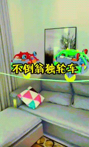 搞笑动图图片：老鼠扛刀，满街找猫