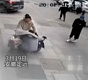 搞笑动图图片：老鼠扛刀，满街找猫