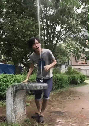 搞笑动图图片：老鼠扛刀，满街找猫