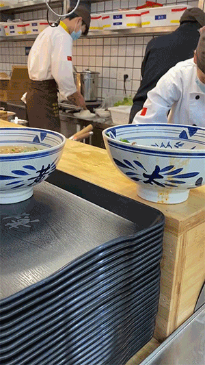 搞笑的GIF：打针最淡定的小哥