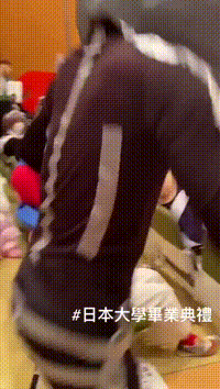 搞笑的GIF：打针最淡定的小哥