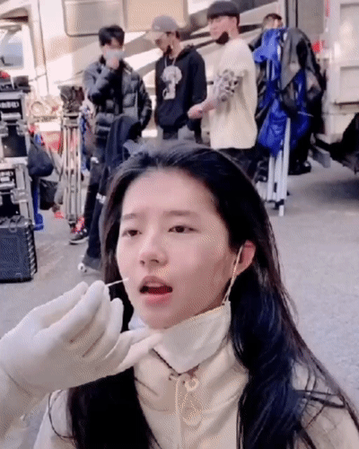 搞笑的GIF：打针最淡定的小哥
