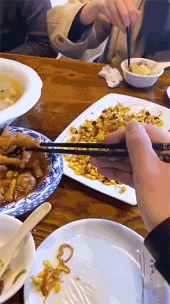 搞笑的GIF：打针最淡定的小哥