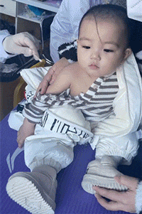 搞笑的GIF：打针最淡定的小哥