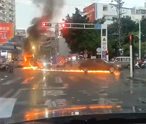 搞笑GIF：小车突然漏油，一路带火