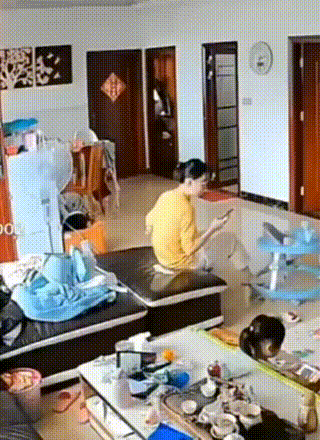 爆笑动图：提着灯笼找灯笼