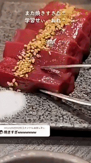 爆笑动图：提着灯笼找灯笼