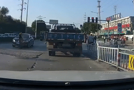 爆笑动图：交警：多少有点不尊重我！