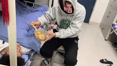 搞笑GIF：杯底装菜，脑洞大开