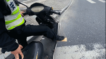 搞笑GIF：杯底装菜，脑洞大开