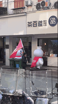 搞笑GIF：杯底装菜，脑洞大开