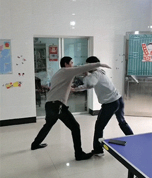 搞笑的GIF：泡脚的和做家务的都沉默了！