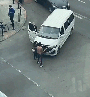 搞笑的GIF：泡脚的和做家务的都沉默了！