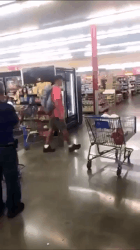 搞笑的GIF：泡脚的和做家务的都沉默了！