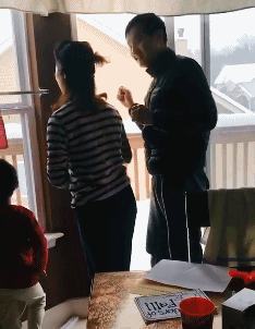 雷人GIF：双胞胎在娘胎里，打架就这么狠！