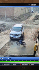 雷人GIF：双胞胎在娘胎里，打架就这么狠！