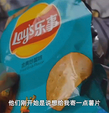 GIF趣图：老公出差回家！老婆力气不小啊！