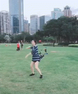 GIF趣图：老公出差回家！老婆力气不小啊！