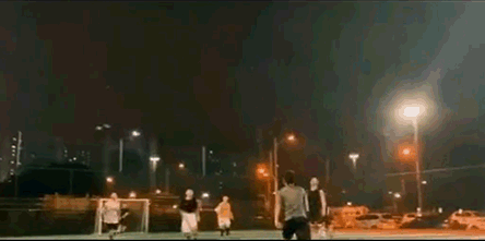 GIF趣图：老公出差回家！老婆力气不小啊！