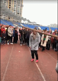 GIF趣图：老公出差回家！老婆力气不小啊！
