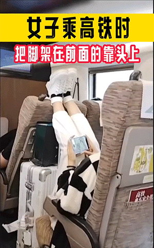 GIF趣图：老公出差回家！老婆力气不小啊！